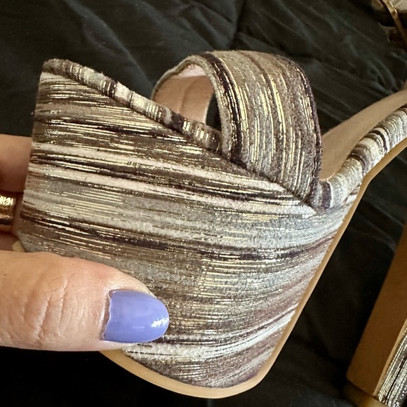 Zapatos color crema y marrón! Con finas líneas doradas! Nuevos! Nunca usados! - Picture 2 of 5